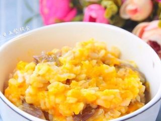 8、南瓜软饭,南瓜已经很软烂了，一搅就这样黄澄澄的了。