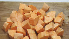 1、拨丝地瓜,地瓜去皮切成均匀大小的块状。