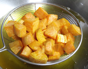 2、拨丝地瓜,锅内放300ml油，5成热时下入地瓜块，用中火炸约3分钟至熟，捞起沥干油。