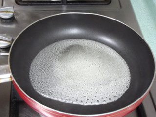 3、拨丝地瓜,炒锅内倒入细砂糖，清水，用小火烧至溶化。