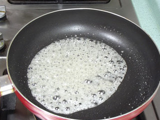 4、拨丝地瓜,糖浆的水快烧干了，泡泡变的大了。