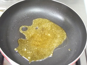 5、拨丝地瓜,小火大约烧2分钟，糖浆由白色转为黄色了。