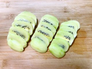 4、猕猴桃果干,把猕猴桃切成3㎜后的小片