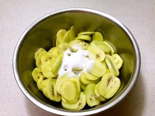 6、猕猴桃果干,加入精盐