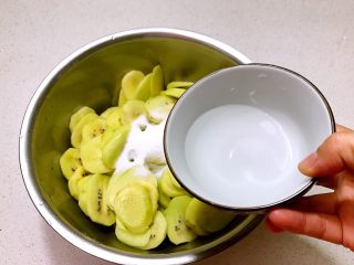 7、猕猴桃果干,加入白醋