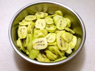 8、猕猴桃果干,搅拌均匀，腌制50分钟，除去猕猴桃的酸涩味道