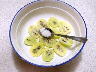 14、猕猴桃果干,均匀的撒一层白砂糖