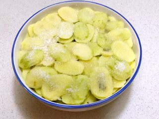 16、猕猴桃果干,猕猴桃片全部一层一层码好，在最上面撒上厚厚的一层白砂糖