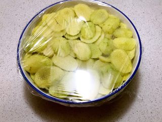 17、猕猴桃果干,盖上保鲜膜，放入冰箱，静止入味12小时