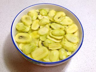 18、猕猴桃果干,12小时到了，猕猴桃片腌制好了