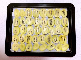 19、猕猴桃果干,把猕猴桃片摆在烤盘上