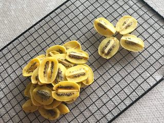 24、猕猴桃果干,猕猴桃果干酸甜适口，没有任何添加剂，大人和宝宝都可以放心食用！