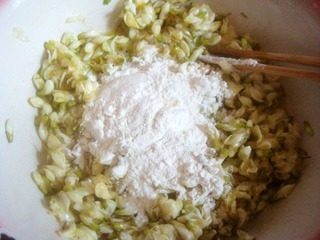 5、槐花鸡蛋饼,倒入面粉