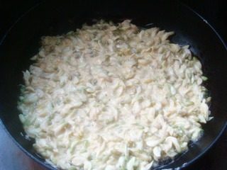 8、槐花鸡蛋饼,5成热放入槐花面糊