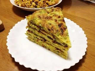 12、槐花鸡蛋饼,切开放入盘中，就可以吃了