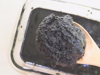 6、芝麻酱,这个油加的少,就稠很多。芝麻酱是冰箱里的常备,下面做调味,早餐做蔬菜沙拉都需要它。它还一直占据补钙补铁的榜首。