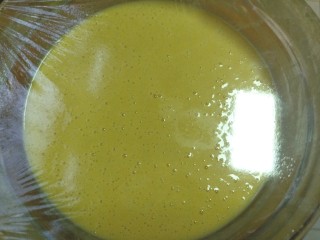 9、蒸蓝莓鸡蛋糕,盖上保鲜膜，使其发酵