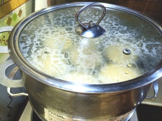 15、蒸蓝莓鸡蛋糕,放上笼罩蒸18分钟