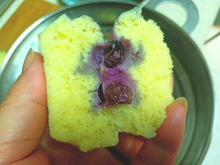 17、蒸蓝莓鸡蛋糕,取出放凉，掰开一个尝尝暄软可口，微甜好吃