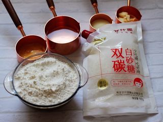 1、圣诞雪花豆沙包,首先备齐所有的食材并称重。