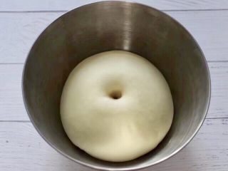 4、圣诞雪花豆沙包,醒发好的面团用手沾面粉插入面团，不塌陷不回缩即发酵完成。