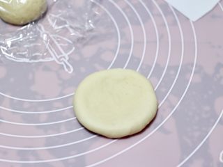 6、圣诞雪花豆沙包,取一块面团，用擀面杖擀圆后把气泡拍破。