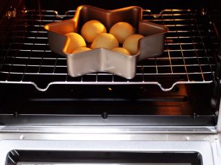 9、圣诞雪花豆沙包,把做好的面包胚放入烤箱进行二次发酵。