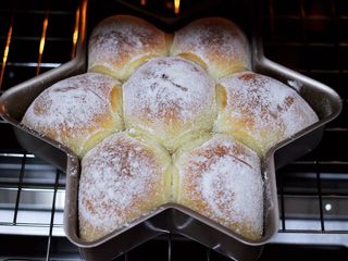 11、圣诞雪花豆沙包,奶香浓郁的雪花豆沙包出炉啦。