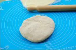 2、可颂,将面团放入大保鲜袋中擀开，放入冰箱里冷冻30分钟