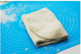 7、可颂,从左右各1/3处向中间折，完成第一次3折。