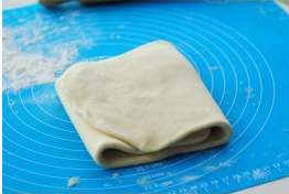 9、可颂,从左右各1/3处向中间折，完成第二次3折。放入冰箱冷藏1小时。