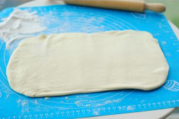 10、可颂,将冷藏的面团取出，顺折的方向擀长。