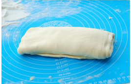 11、可颂,从左右各1/3处向中间折，完成第三次3折。