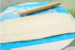 12、可颂,将三折后的面团冷藏松弛30分钟，擀成约4毫米厚的大面片。