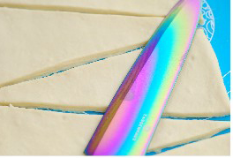 13、可颂,切成方正的长方形面片，切成底边长约9厘米，高约21厘米的等腰三 角形面片。