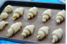 16、可颂,将面包胚排放在烤盘上，放在温暖湿润处进行发酵。