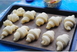 17、可颂,发酵结束后，在面包胚表面刷蛋液。