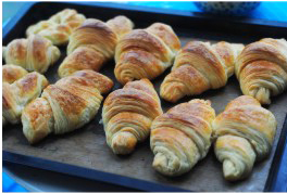 18、可颂,放入预热180度的烤箱中层，上下火，烤约15分钟至表面金黄色即可。