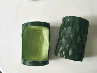 2、翠竹熊猫饭,用小刀挖空中间部分(如图)