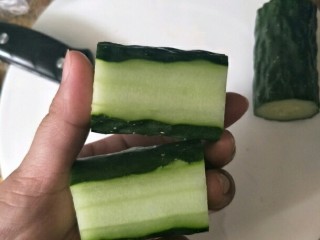 3、翠竹熊猫饭,底下削掉一片容易放平