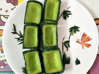 4、翠竹熊猫饭,用多余的黄瓜皮剪出叶子装饰，用虾尾做了一只蝴蝶