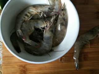 5、翠竹熊猫饭,明虾洗净去壳，挑去沙线