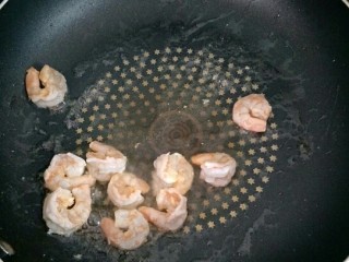 6、翠竹熊猫饭,锅里倒少量油，炒香虾仁