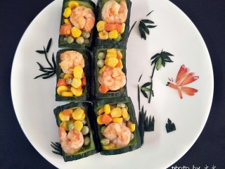 8、翠竹熊猫饭,把炒熟的虾仁装入黄瓜里