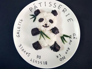 10、翠竹熊猫饭,海苔剪出眼睛嘴巴等装饰