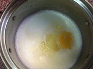 3、美味鸡蛋布丁,打进鸡蛋，一个一个加，搅拌匀一个再加另一个