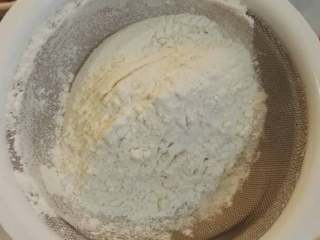 1、披萨,面粉过筛