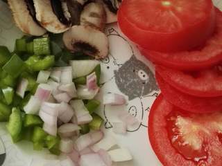 5、披萨,把所需馅料都切丁切片切条备好