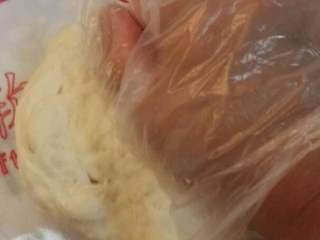 7、披萨,将发酵好的面团继续揉捏，排除面团里的气泡