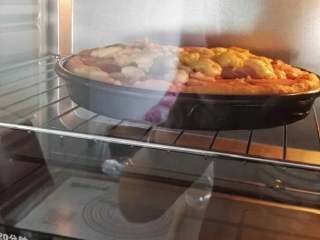 13、披萨,烤箱预热5分钟左右，然后将披萨放入烤箱，上下管均200℃，20分钟即可